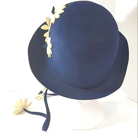 Vintage 'Daisy Chain' Felt Bowler Hat Approx. Circumference 21 in - Picture 6 of 12